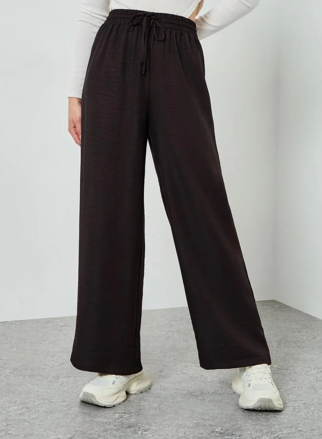 ستايلي بنطال بمظهر الكتان وأرجل واسعة